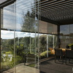 ¿Qué es mejor: cerramiento fijo o cortina de cristal plegable?