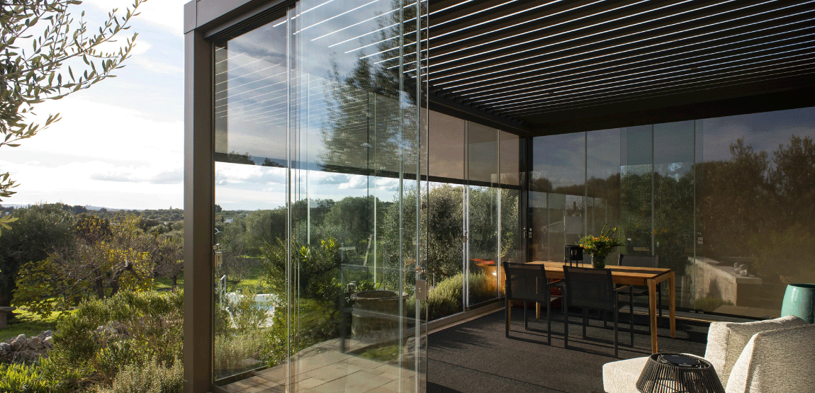 ¿Qué es mejor: cerramiento fijo o cortina de cristal plegable?
